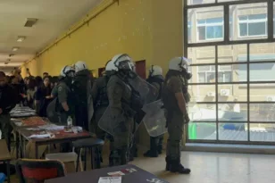 ΑΠΘ: Επίθεση με ρόπαλα σε φοιτητές πριν τις εκλογές – Έξι τραυματίες και προσαγωγές ΒΙΝΤΕΟ
