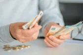 Συντάξεις: Αλλάζει η ΕΑΣ για 400.000 συνταξιούχους – Τι εξετάζει η κυβέρνηση