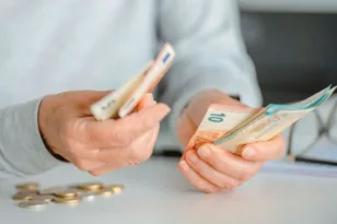 Συντάξεις: Αλλάζει η ΕΑΣ για 400.000 συνταξιούχους – Τι εξετάζει η κυβέρνηση