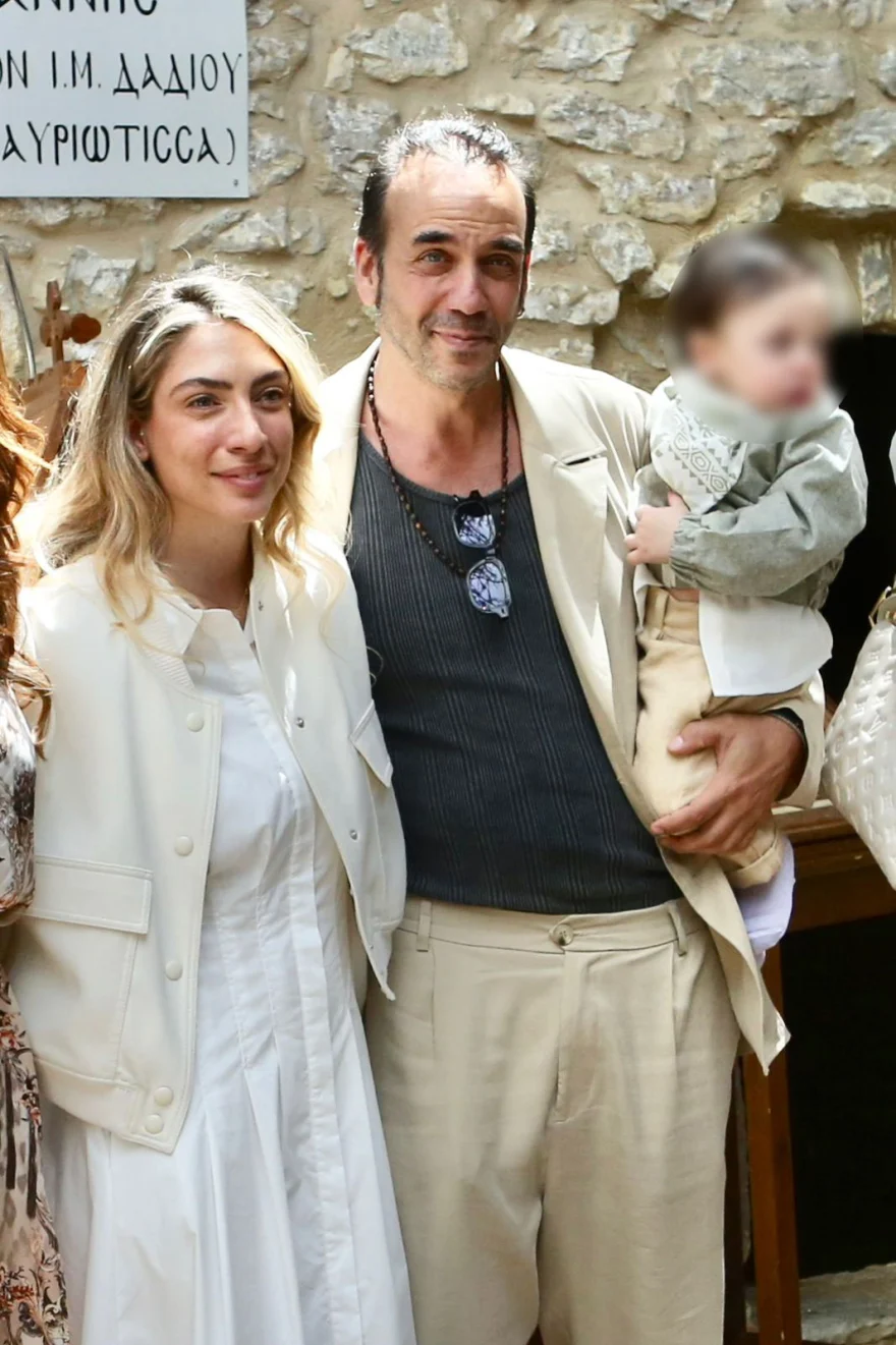 Πάνος Μουζουράκης - Μαριλού Κόζαρη: Βάφτισαν τον γιο τους με νονά την Έλενα Παπαρίζου ΦΩΤΟ