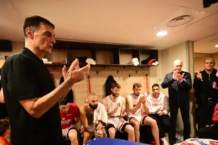 «Πάμε τώρα να πάρουμε αυτό που αξίζουμε», το μήνυμα Μπαρτζώκα στα αποδυτήρια μετά την πρόκριση του Ολυμπιακού