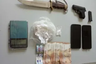 Λάρισα: Δύο συλλήψεις για κοκαΐνη και όπλα – Αναζητείται 23χρονος