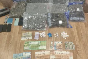 Νέο μπαράζ συλλήψεων για διακίνηση ναρκωτικών: 15 κιλά κάνναβης, κοκαΐνη και χιλιάδες ευρώ