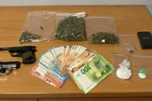 Χανιά: Σύλληψη για πιστόλια, γεμιστήρες, φυσίγγια, κάνναβη, κοκαΐνη, ζυγαριά ακριβείας και 2.150 ευρώ