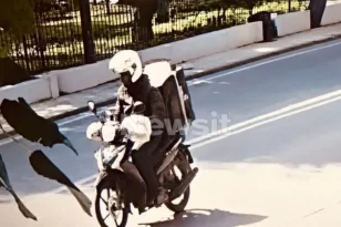 Ντοκουμέντο, έτσι έκανε τις επιθέσεις ο ντελιβεράς, που πετούσε πέτρες και τραυμάτιζε περαστικούς στην Κηφισιά