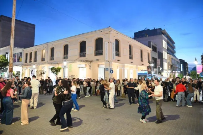 Η Πάτρα χόρεψε στους δρόμους: Latin γιορτή στο κέντρο για την Παγκόσμια Ημέρα Χορού ΦΩΤΟ