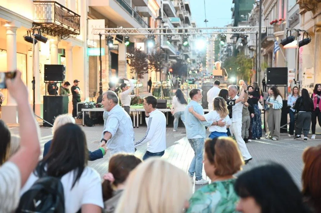 Η Πάτρα χόρεψε στους δρόμους: Latin γιορτή στο κέντρο για την Παγκόσμια Ημέρα Χορού ΦΩΤΟ