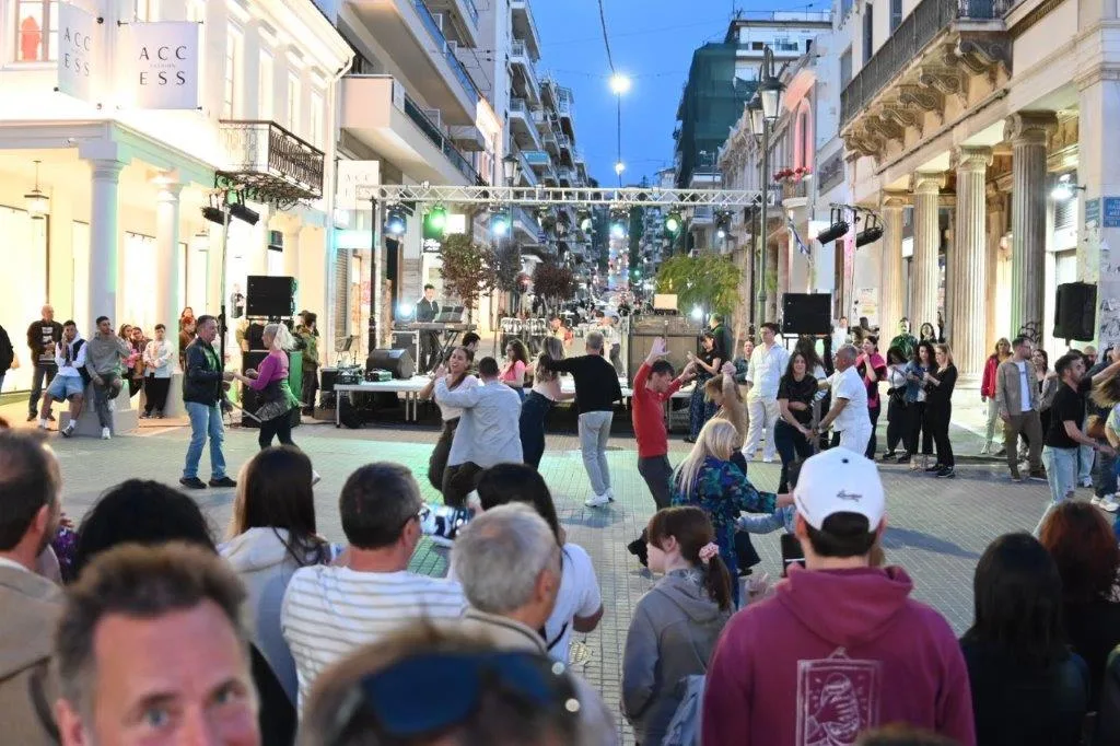 Η Πάτρα χόρεψε στους δρόμους: Latin γιορτή στο κέντρο για την Παγκόσμια Ημέρα Χορού ΦΩΤΟ