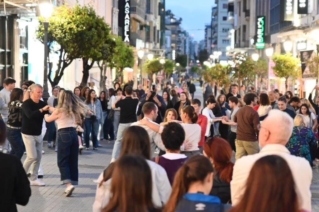 Η Πάτρα χόρεψε στους δρόμους: Latin γιορτή στο κέντρο για την Παγκόσμια Ημέρα Χορού ΦΩΤΟ