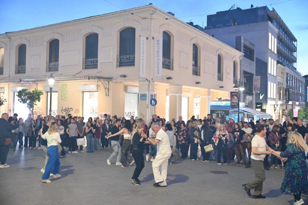 Η Πάτρα χόρεψε στους δρόμους: Latin γιορτή στο κέντρο για την Παγκόσμια Ημέρα Χορού ΦΩΤΟ