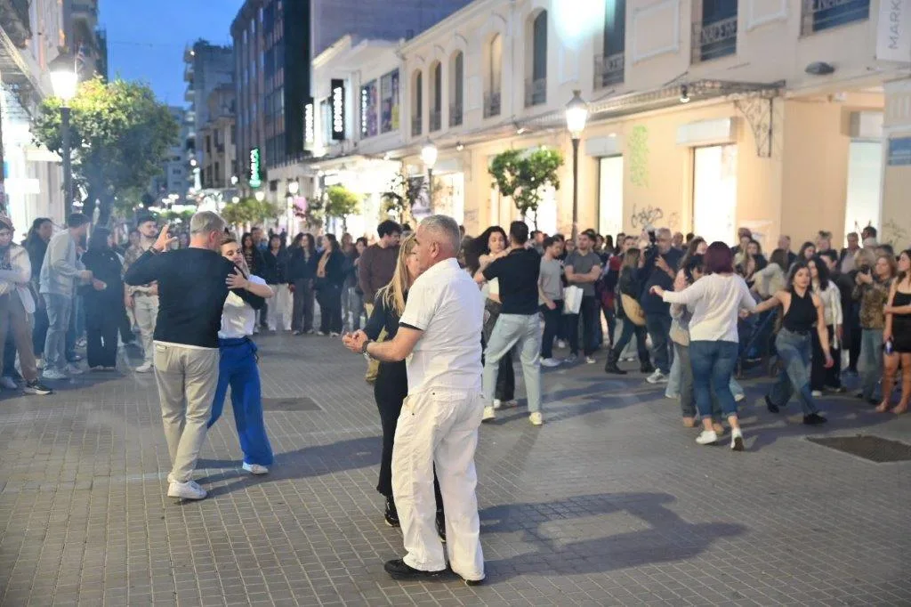 Η Πάτρα χόρεψε στους δρόμους: Latin γιορτή στο κέντρο για την Παγκόσμια Ημέρα Χορού ΦΩΤΟ