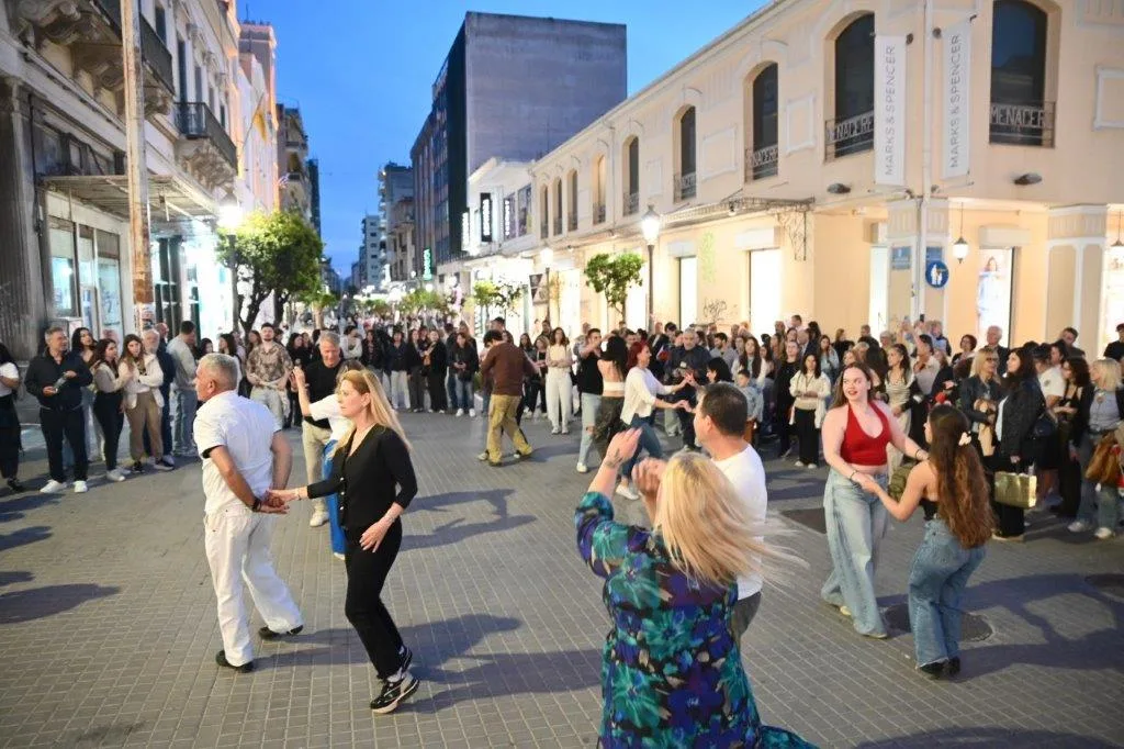 Η Πάτρα χόρεψε στους δρόμους: Latin γιορτή στο κέντρο για την Παγκόσμια Ημέρα Χορού ΦΩΤΟ