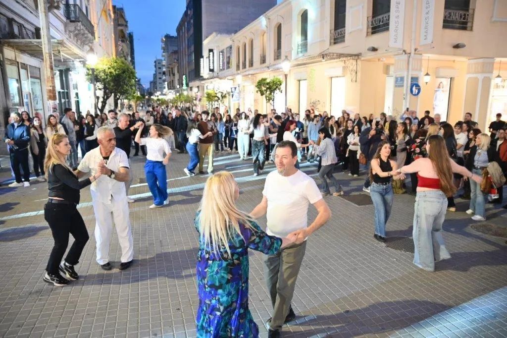 Η Πάτρα χόρεψε στους δρόμους: Latin γιορτή στο κέντρο για την Παγκόσμια Ημέρα Χορού ΦΩΤΟ
