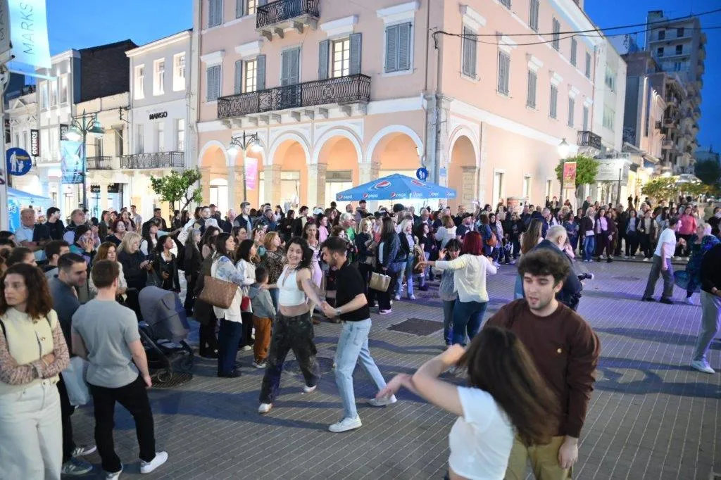 Η Πάτρα χόρεψε στους δρόμους: Latin γιορτή στο κέντρο για την Παγκόσμια Ημέρα Χορού ΦΩΤΟ