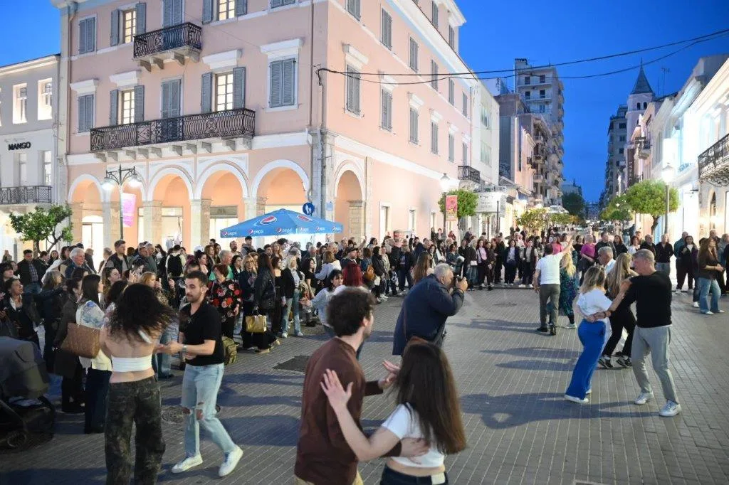 Η Πάτρα χόρεψε στους δρόμους: Latin γιορτή στο κέντρο για την Παγκόσμια Ημέρα Χορού ΦΩΤΟ