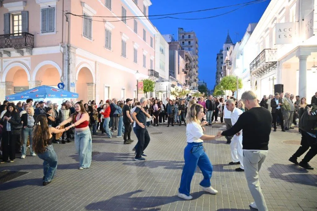 Η Πάτρα χόρεψε στους δρόμους: Latin γιορτή στο κέντρο για την Παγκόσμια Ημέρα Χορού ΦΩΤΟ