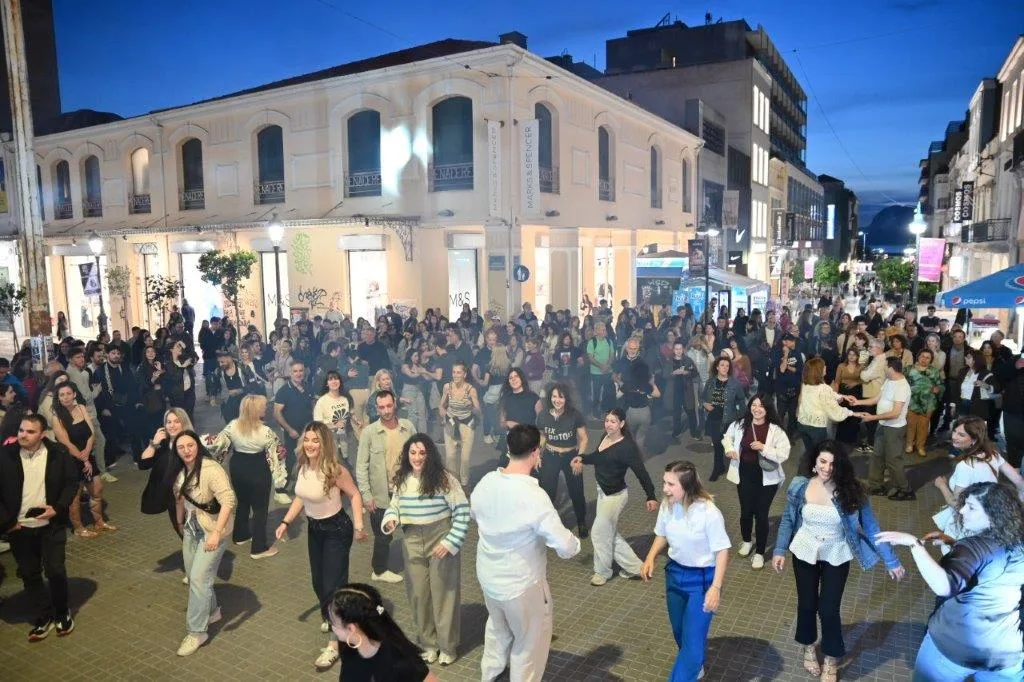 Η Πάτρα χόρεψε στους δρόμους: Latin γιορτή στο κέντρο για την Παγκόσμια Ημέρα Χορού ΦΩΤΟ