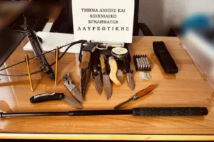 Σύλληψη με βαλλίστρα, μαχαίρια, σουγιάδες και πιστόλι τύπου ρέπλικα