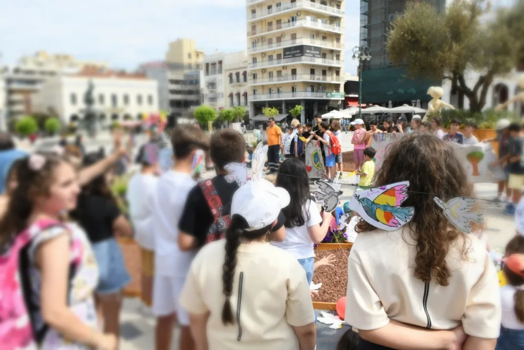 Πάτρα: Η πλατεία Γεωργίου γέμισε παιδικές φωνές για την ειρήνη ΦΩΤΟ Πάτρα: Η πλατεία Γεωργίου γέμισε παιδικές φωνές για την ειρήνη ΦΩΤΟ