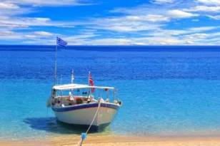 Τριήμερο Αγίου Πνεύματος: 3+1 προορισμοί για την πρώτη επίσημη βουτιά του καλοκαιριού!