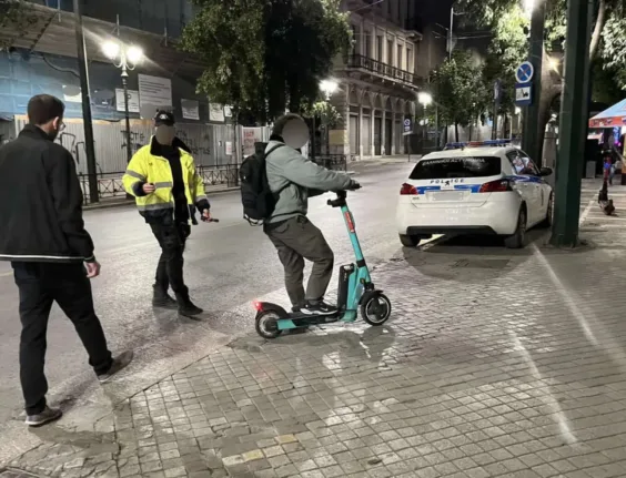 Τα ηλεκτρικά πατίνια στο στόχαστρο της Τροχαίας: Παραβατική συμπεριφορά ένας στους τρεις οδηγούς