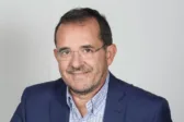 Το ΕΑΠ αναγορεύει τον Παύλο Τσίμα επίτιμο διδάκτορα – Η ομιλία για δημοκρατία και δημοσιογραφία