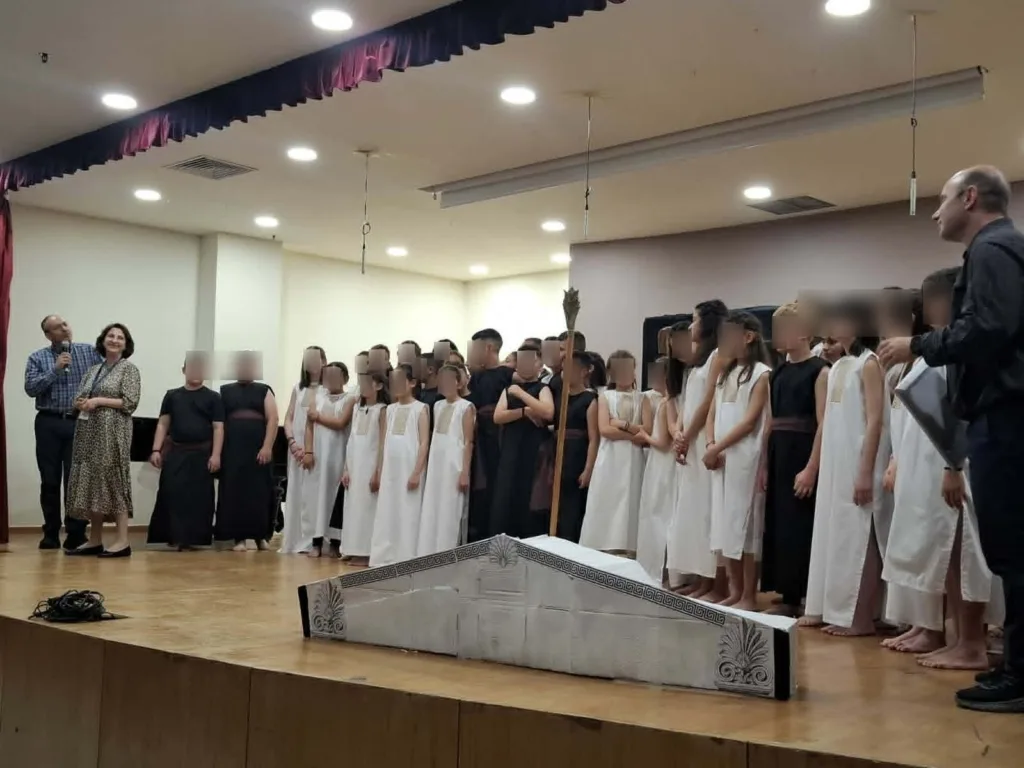 Δημήτρης Ζαπάντης: Ένωσε 10 σχολεία και 85 μαθητές της Αιτωλοακαρνανίας πάνω στη σκηνή Δημήτρης Ζαπάντης: Ένωσε 10 σχολεία και 85 μαθητές της Αιτωλοακαρνανίας πάνω στη σκηνή