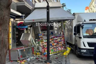 Θεσσαλονίκη: Φορτηγό παρέσυρε περίπτερο στον πεζόδρομο της Αγίας Σοφίας, από θαύμα δεν υπήρξαν τραυματισμοί