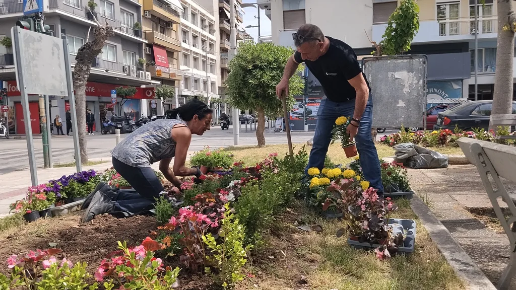 Πάτρα: Άνοιξη στις πλατείες Μαρκάτου και Πίνδου με νέες φυτεύσεις από τον Δήμο ΦΩΤΟ