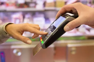 POS: Νέα επιβάρυνση περίπου 4 ευρώ τον μήνα καταγγέλλουν επαγγελματίες