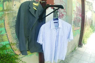 Πάτρα: Yπαίθρια ιματιοθήκη αλληλεγγύης