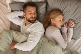 Συναισθηματική οικειότητα: Τα 10 σημάδια ότι η σχέση απομακρύνεται αθόρυβα