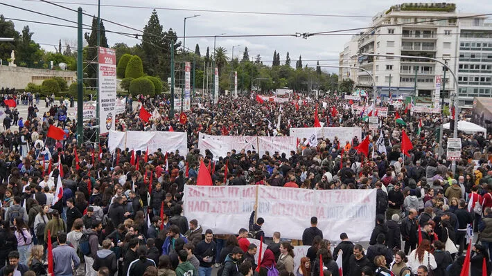 Μαζική συγκέντρωση στο Σύνταγμα για την Πρωτομαγιά – Μηνύματα συνέχισης των αγώνων