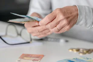Τριπλή οικονομική ενίσχυση για συνταξιούχους το 2026: Επίδομα, επιστροφή ενοικίου και αυξήσεις συντάξεων