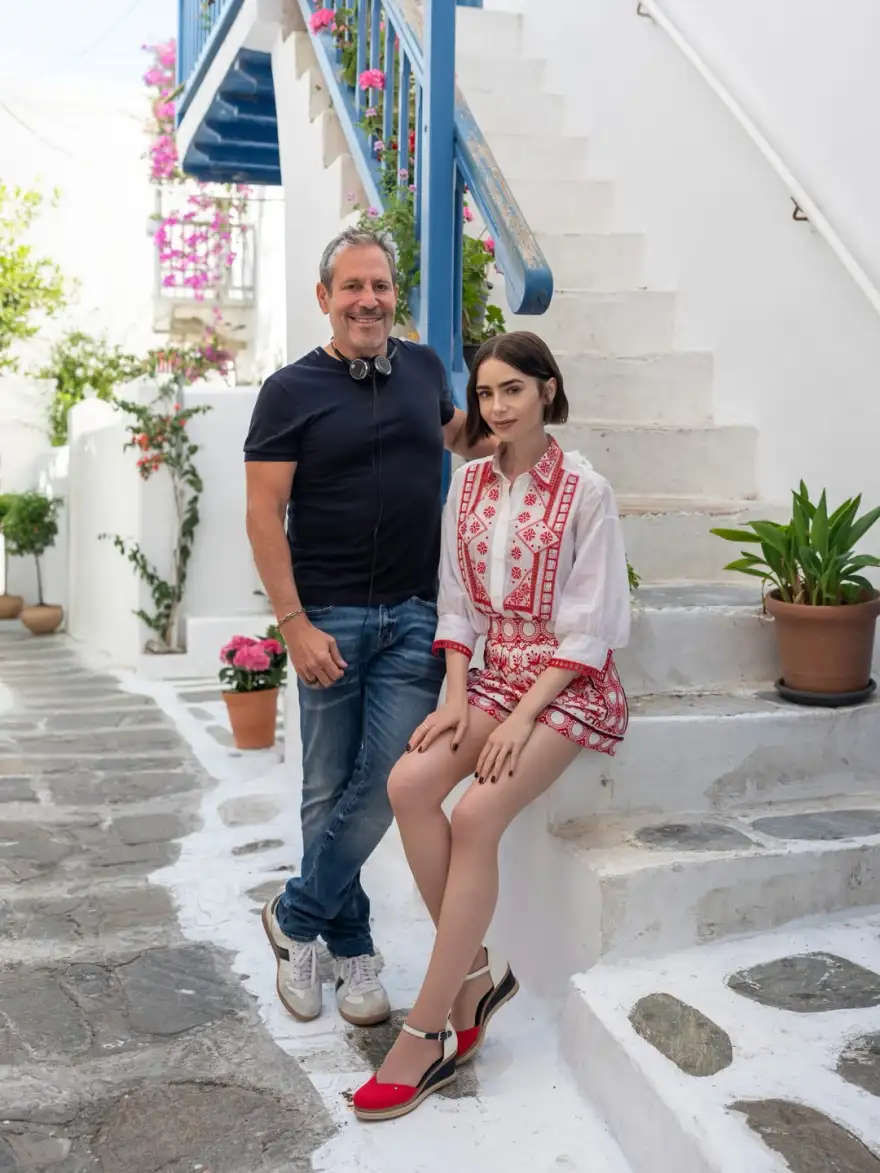 Λίλι Κόλινς: Η ανάρτηση από τη Μύκονο για το Emily in Paris