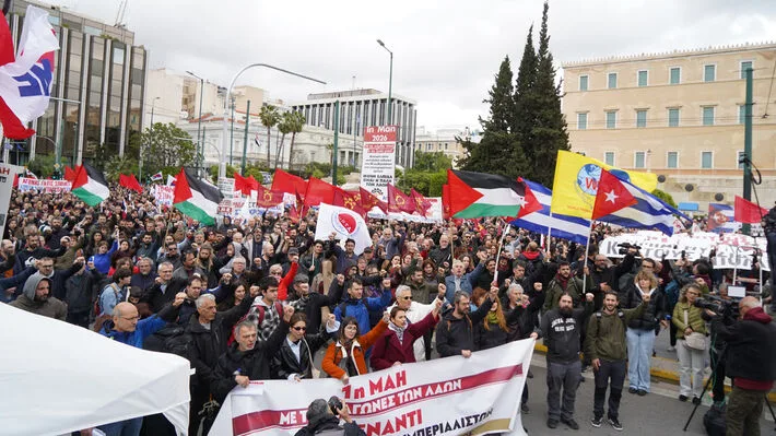 Μαζική συγκέντρωση στο Σύνταγμα για την Πρωτομαγιά – Μηνύματα συνέχισης των αγώνων