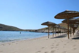 Σύρος: Δωρεάν 250 δημοτικές ομπρέλες και πλήρης προσβασιμότητα σε 12 παραλίες