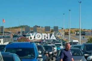 Εύζωνοι: Ουρές χιλιομέτρων στα σύνορα από τους νέους βιομετρικούς ελέγχους ΒΙΝΤΕΟ