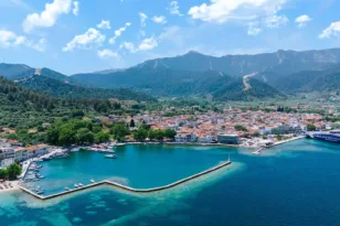 «Τράκαραν» δυο πλοία στο λιμάνι της Θάσου