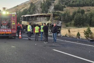 Τραγωδία στην Τουρκία: 8 νεκροί σε τροχαίο, παγιδεύτηκαν στην έξοδο του φλεγόμενου λεωφορείου
