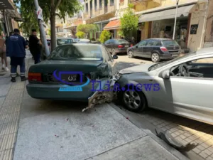 Αμαλιάδα: Μεγάλη η αναστάτωση στο κέντρο, αυτοκίνητο έπεσε πάνω σε παρκαρισμένα ΙΧ