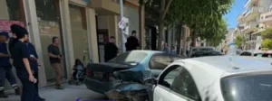 Αμαλιάδα: Μεγάλη η αναστάτωση στο κέντρο, αυτοκίνητο έπεσε πάνω σε παρκαρισμένα ΙΧ