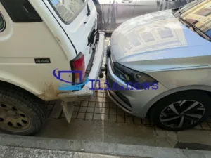Αμαλιάδα: Μεγάλη η αναστάτωση στο κέντρο, αυτοκίνητο έπεσε πάνω σε παρκαρισμένα ΙΧ