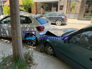Αμαλιάδα: Μεγάλη η αναστάτωση στο κέντρο, αυτοκίνητο έπεσε πάνω σε παρκαρισμένα ΙΧ