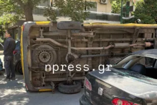 Ανατροπή σχολικού λεωφορείου στο Παλαιό Φάληρο – Από θαύμα χωρίς τραυματισμούς