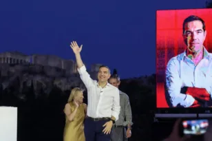 ΠΑΣΟΚ κατά Τσίπρα για τις δημοσκοπήσεις: «Στήνουν βολικό πολιτικό σκηνικό»