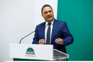 ΠΑΣΟΚ για Μητσοτάκη: Ζει στην εικονική πραγματικότητα των excel του “επιτελικού κράτους”.