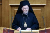 Ο Πατριάρχης Βαρθολομαίος στη Βουλή μετά από 27 χρόνια – Τιμήθηκε με το Χρυσό Μετάλλιο πριν από την ιστορική ομιλία
