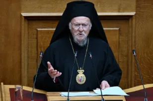 Η ιστορική ομιλία του Πατριάρχη Βαρθολομαίου στη Βουλή: «Η ειρήνη των λαών είναι αδύνατη χωρίς ειρήνη των θρησκειών»