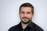 Διαπρέπει στο εξωτερικο ο Πατρινός Βασίλης Πετρόπουλος: «Θέλω να επιστρέψω αλλά πώς;» - Η χώρα του τον έδιωξε, οι ξένοι τον αναγνώρισαν